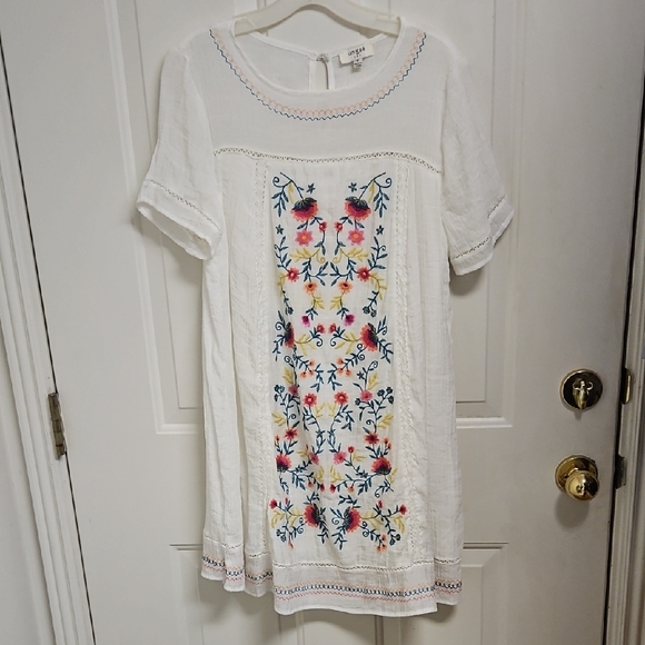 Umgee Dresses & Skirts - Umgee White Embroidered Dress with Floral Design